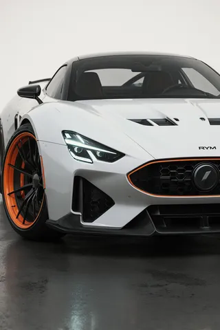 Renderização de alta qualidade de um carro esportivo futurista com carroceria aerodinâmica branca, ângulos agudos, faróis brilhantes e aros laranjas distintos em rodas pretas.